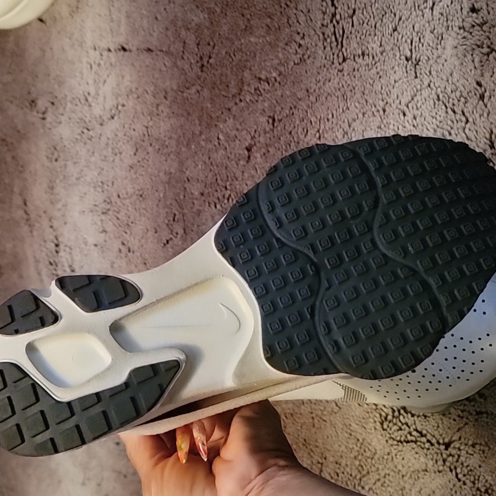 Nike - Picture 4 of 4